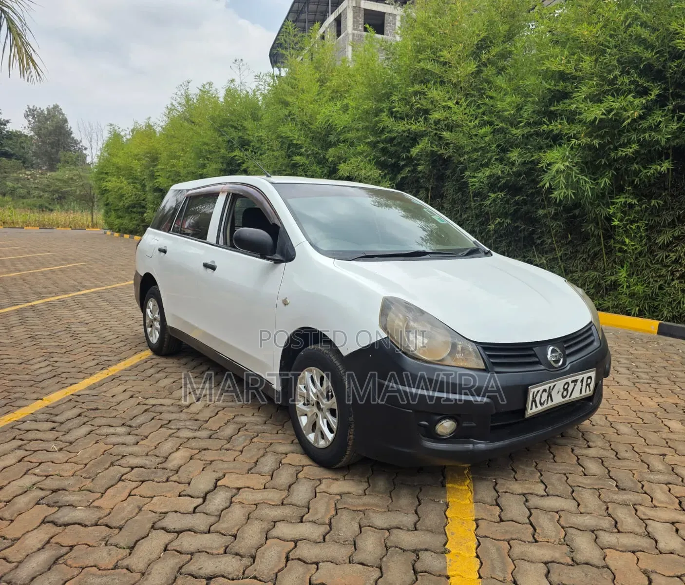 Nissan Advan 2010 White
