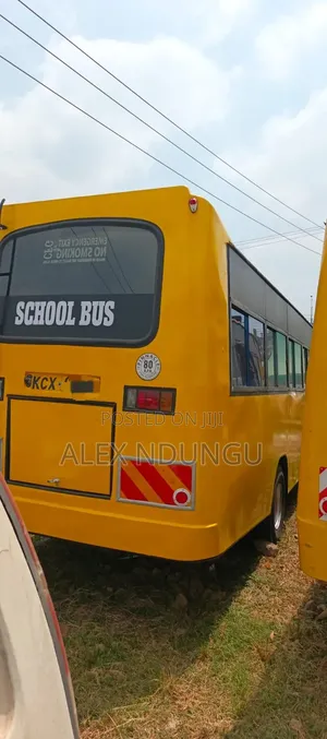 Isuzu NQR 2015 Yellow