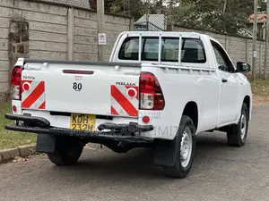 Toyota Hilux 2022 White