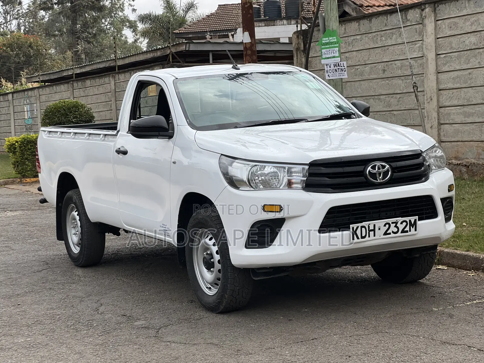 Toyota Hilux 2022 White