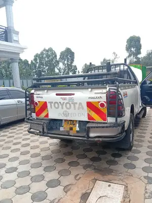 Toyota Hilux 2023 White