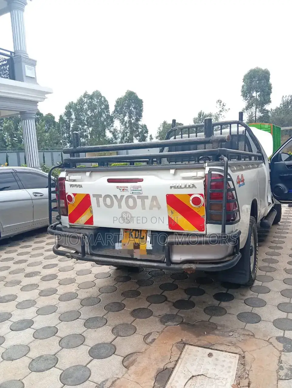 Toyota Hilux 2023 White