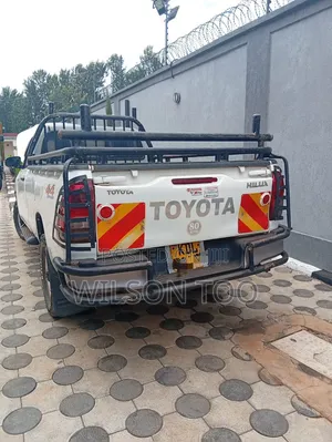 Toyota Hilux 2023 White