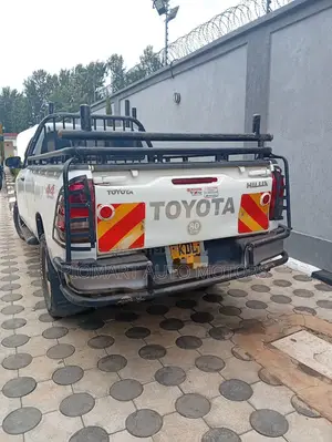 Toyota Hilux 2023 White