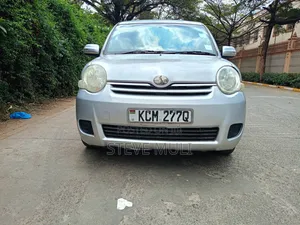 Toyota Sienta 2010 Silver