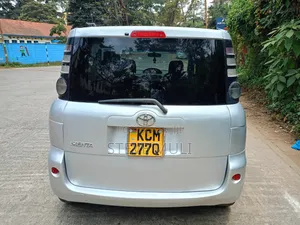 Toyota Sienta 2010 Silver