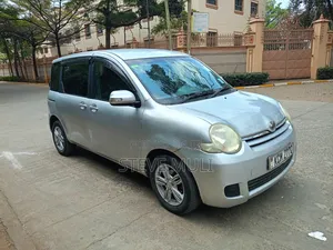 Toyota Sienta 2010 Silver