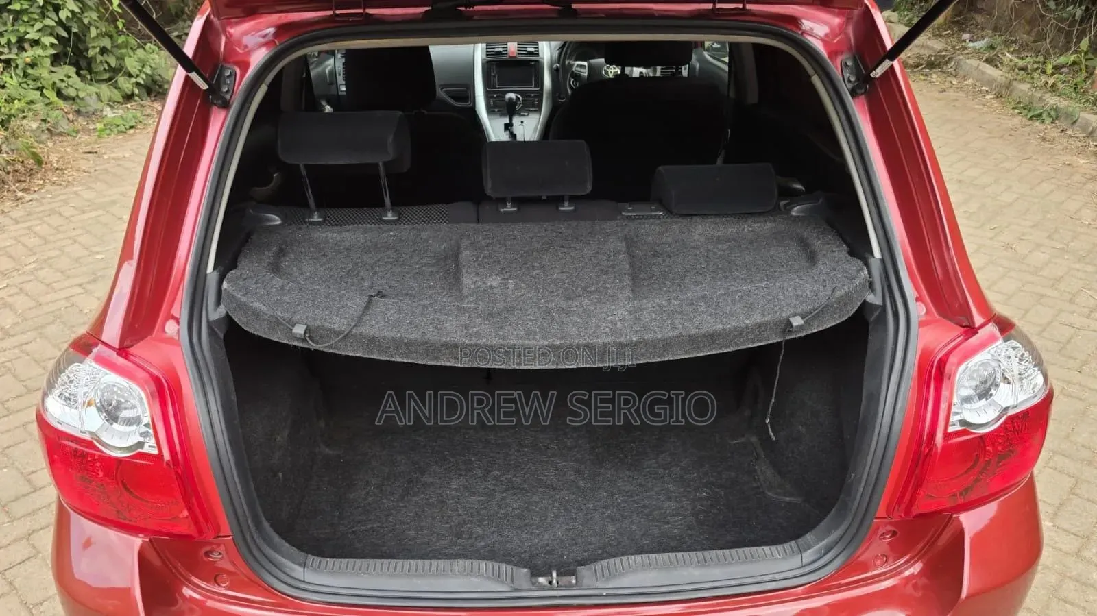 Toyota Auris 2010 Red