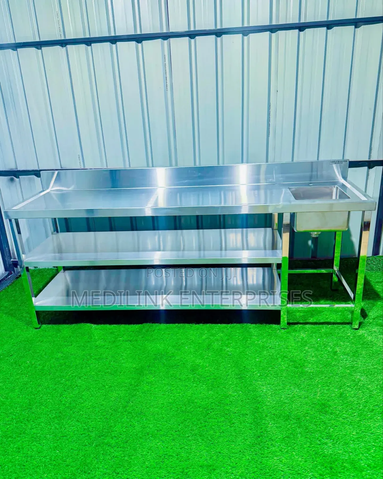 Customized Stainless Steel Sink and a Double Undershelves Tables