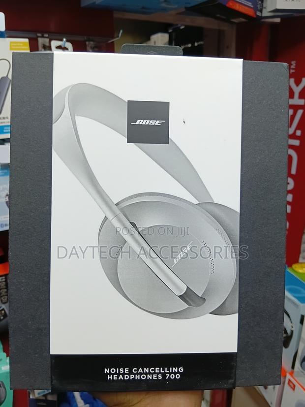 Bose 700 Noise Cancelling Over-Ear Wireless Headphone. - thumbnail 3