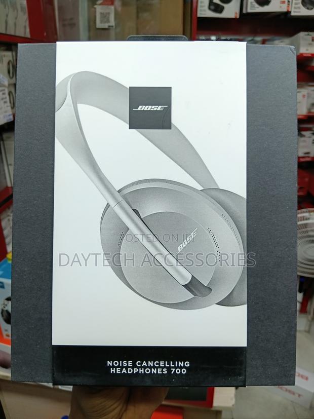 Bose 700 Noise Cancelling Over-Ear Wireless Headphone. - thumbnail 4
