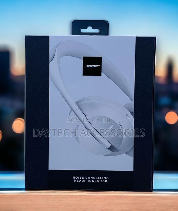 Bose Noise Cancelling Wireless Bluetooth Headphones 700 Silver Luxe