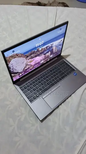 New Laptop HP ZBook Firefly G8 32GB Intel Core 7 SSD 512GB