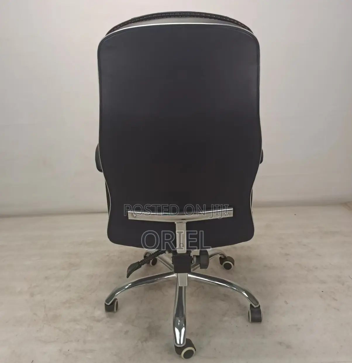Office Desk : PU Leather Executive Staff Chair