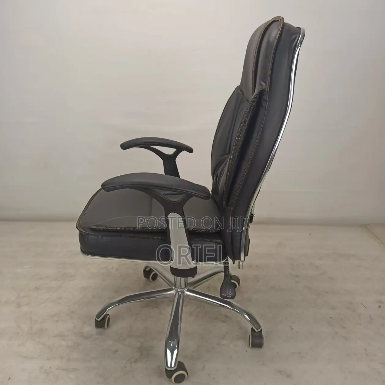 Office Desk : PU Leather Executive Staff Chair