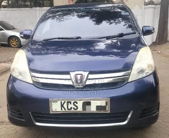 Toyota ISIS 2013 Blue