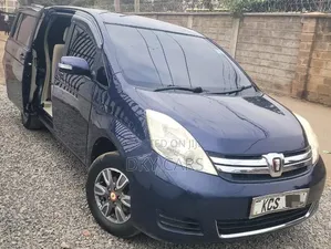 Toyota ISIS 2013 Blue