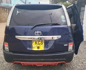 Toyota ISIS 2013 Blue