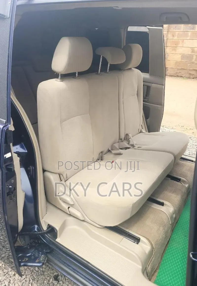 Toyota ISIS 2013 Blue