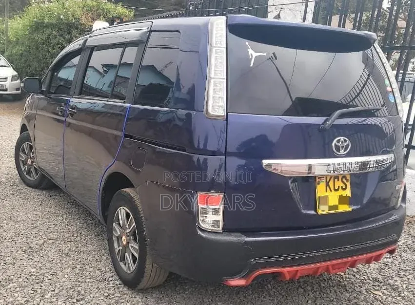 Toyota ISIS 2013 Blue