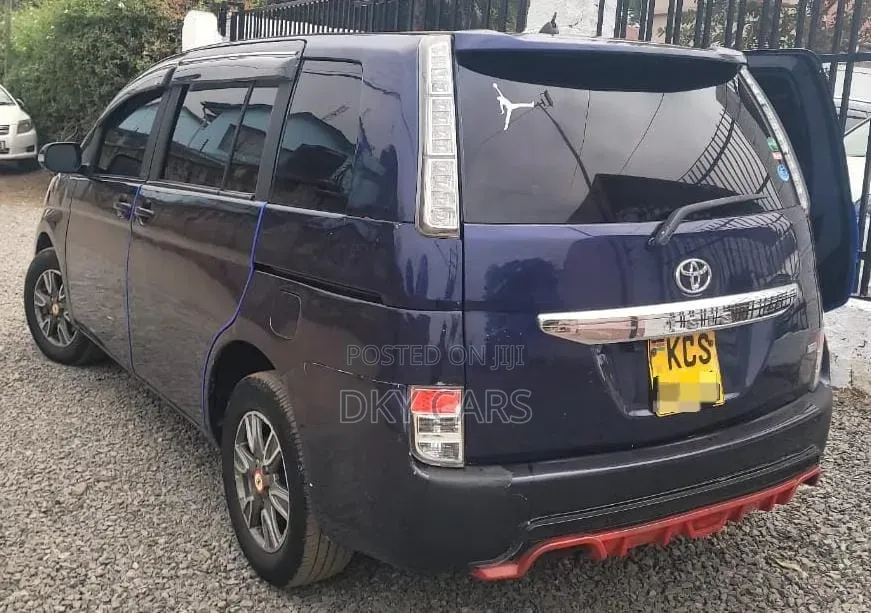 Toyota ISIS 2013 Blue