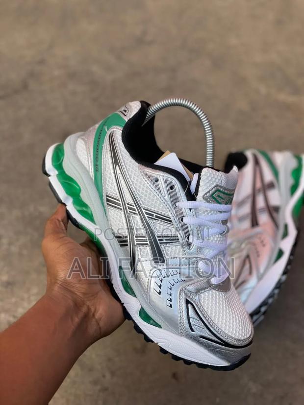 Asics Sneakers