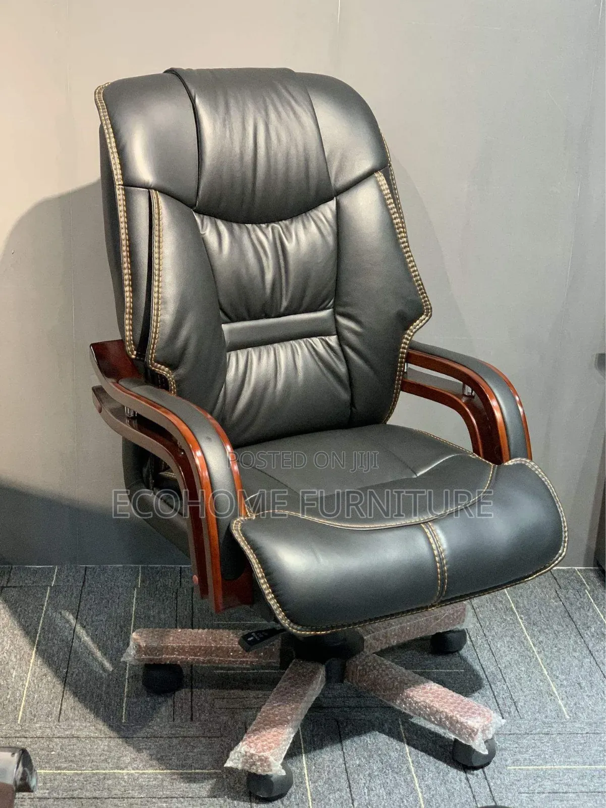 Executive Chair. Adjustable Height, Reclining Back . Heavy Duty
