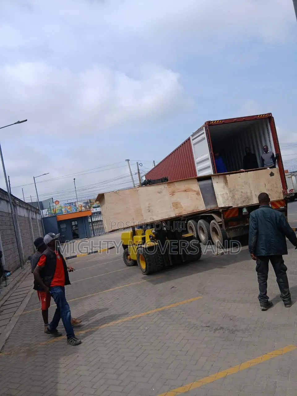 Reliable Safe Heavy Liftting Forklift Accessible for Service