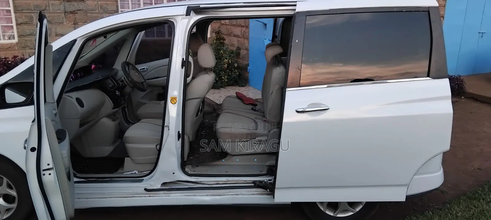 8 Spacious Seater Van for Hire, 4000 Per Day in Nbi and 5000 Outside