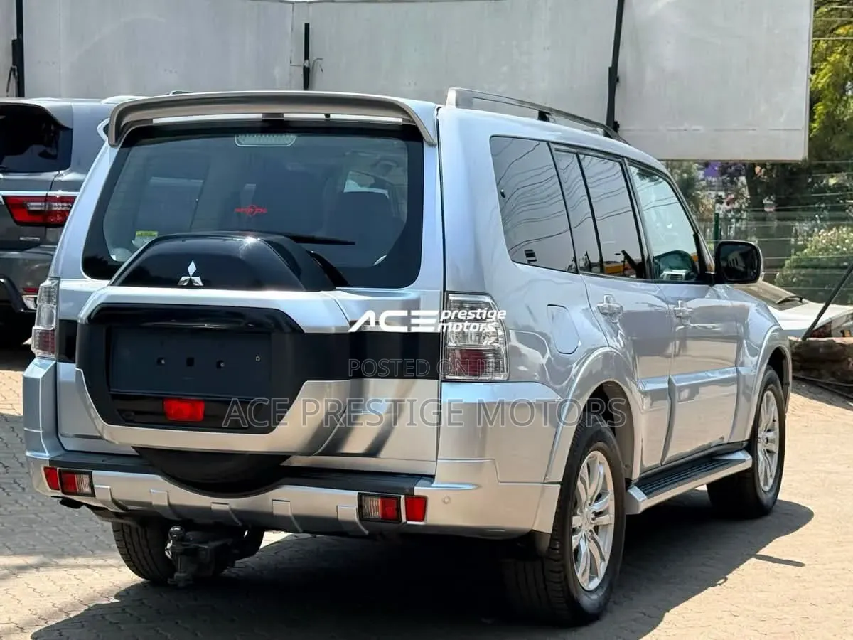 Mitsubishi Pajero 2018 Silver