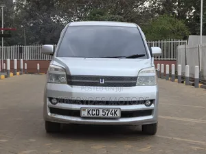Toyota Voxy 2006 Silver