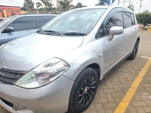 Nissan Tiida 2011 Silver