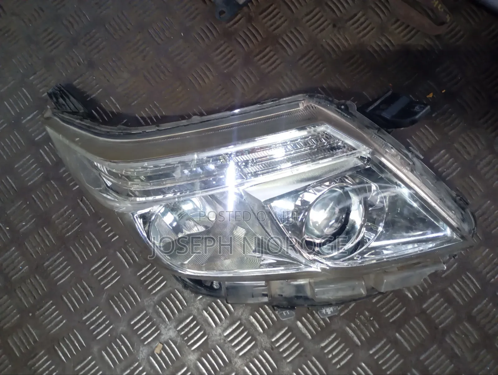 Noah 2018 RHS Headlight Letter (J)