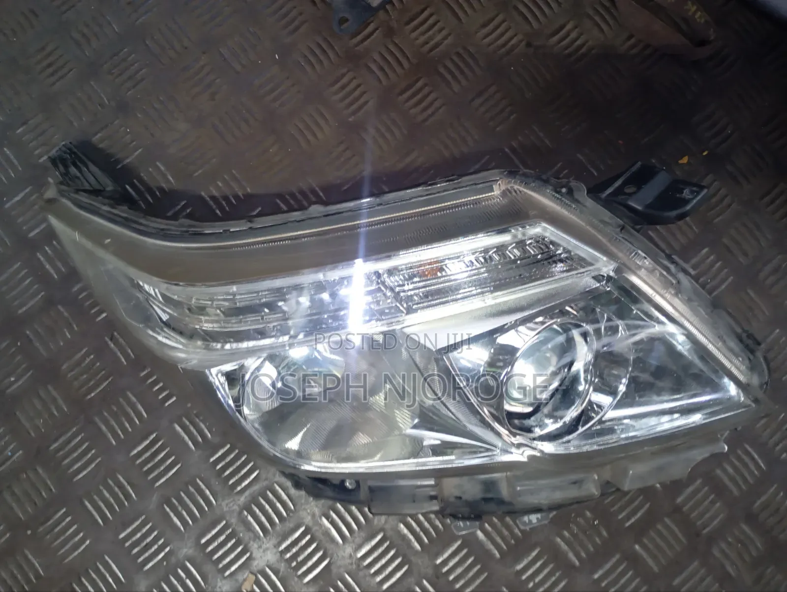 Noah 2018 RHS Headlight Letter (J)