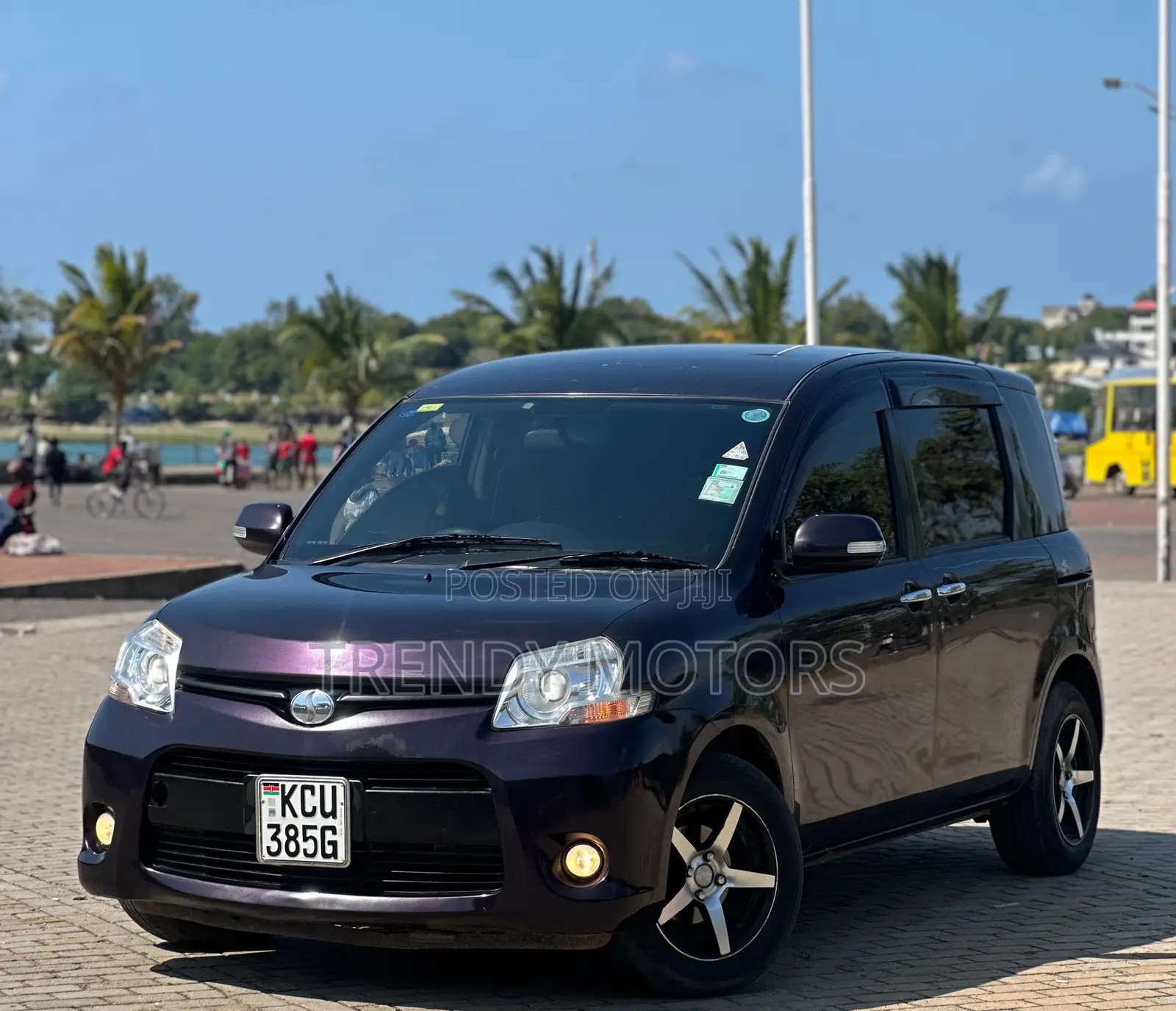 Toyota Sienta 2011 Purple