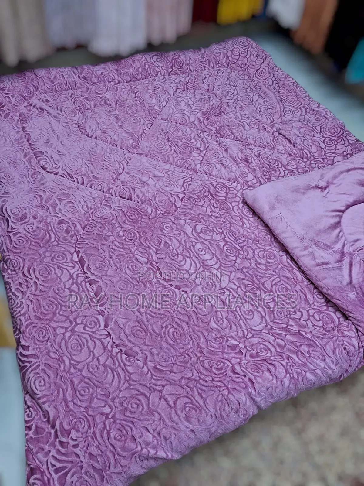 Plain Woolen Duvet 
Size: 6x6
