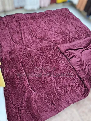 Plain Woolen Duvet 
Size: 6x6