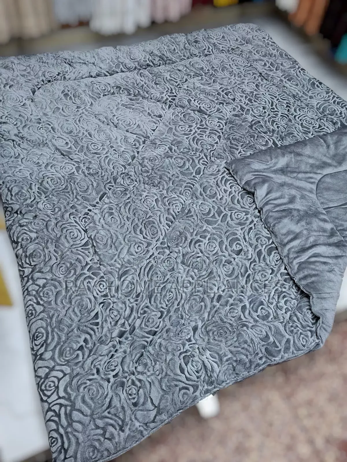 Plain Woolen Duvet 
Size: 6x6