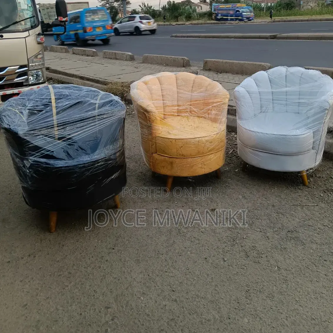 Stylish Flower-Shaped Accent Chairs for Beauty Parlours