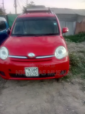 Toyota Sienta 2015 Red