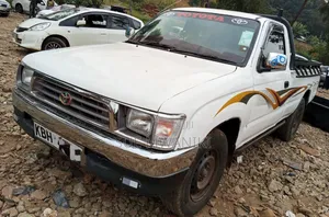Toyota Hilux 2003 White