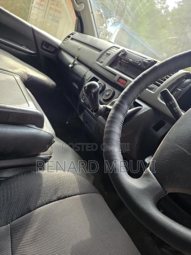 Toyota HiAce 2012 White - thumbnail 3