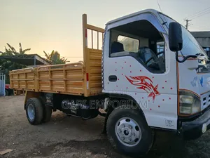 Isuzu ELF Truck 2006 White