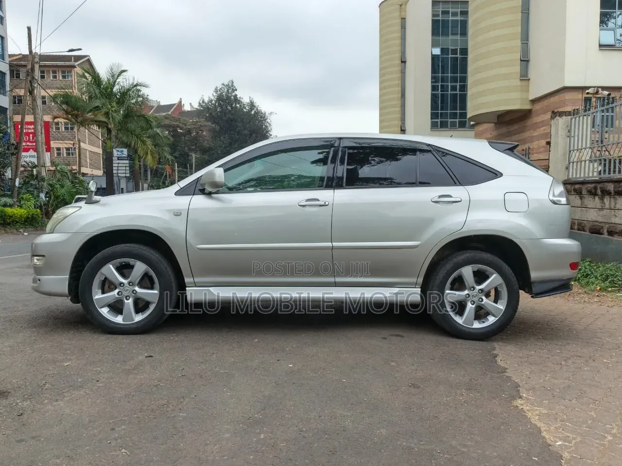 Lexus LX 470 Sport Utility 2004 Silver