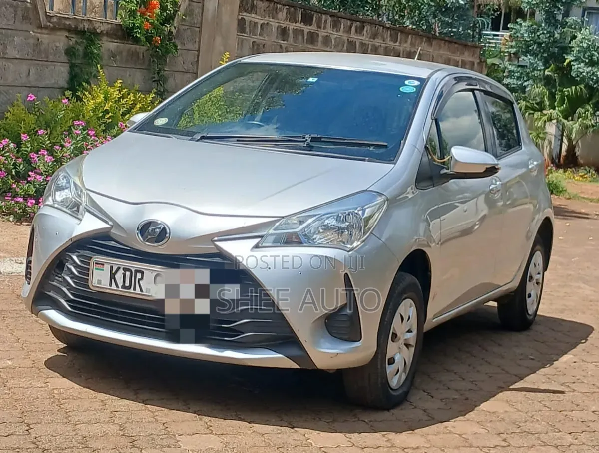 Toyota Vitz 2017 Silver