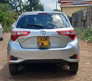 Toyota Vitz 2017 Silver