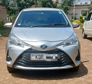 Toyota Vitz 2017 Silver