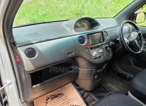 Toyota Sienta 2010 Silver