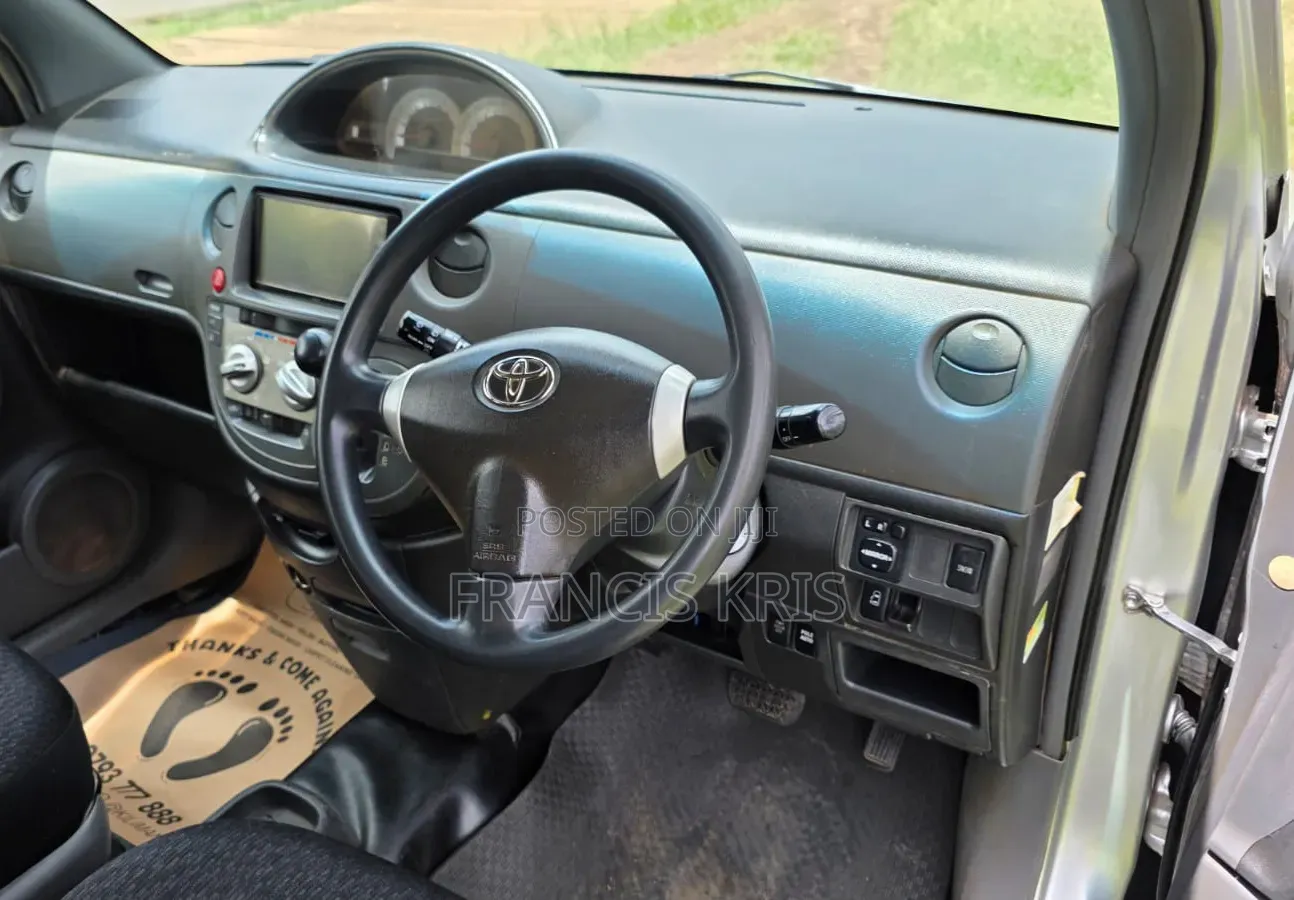 Toyota Sienta 2010 Silver