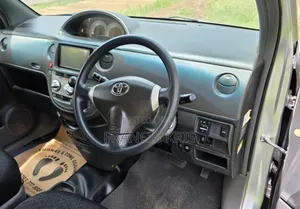 Toyota Sienta 2010 Silver
